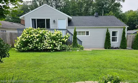 4135 Fenmore Ave, Waterford, MI 48328
