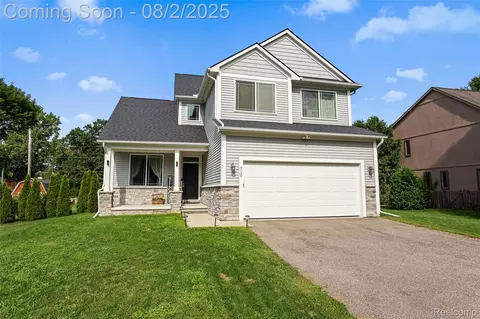 710 Pine Tree Rd, Lake Orion, MI 48362
