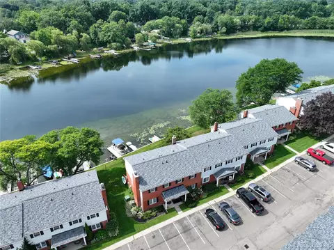 6649 Andersonville Rd, Independence, MI 48346