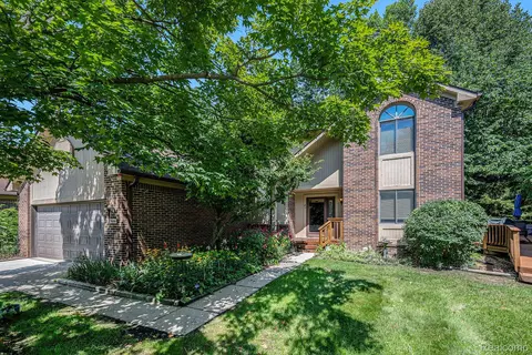 7446 Pepper Crk, West Bloomfield, MI 48322