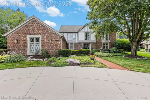 4705 Rivers Edge Dr, Troy, MI 48098