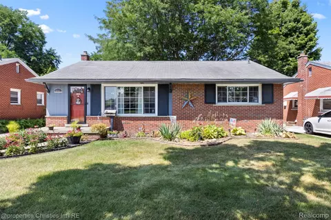 6561 Hawthorne St, Garden City, MI 48135