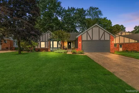 430 Eckford Dr, Troy, MI 48085