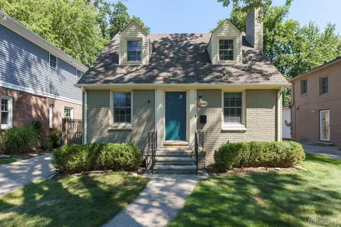 1642 Hampton Rd, Grosse Pointe Woods, MI 48236