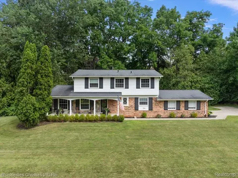 2843 Comfort St, West Bloomfield, MI 48323