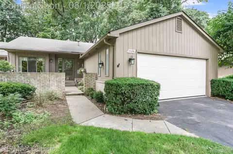 1086 Oak Pointe Dr #41, Waterford, MI 48327