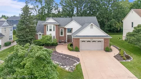 24525 Ridgeview Dr, Farmington, MI 48336