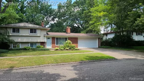 8736 Ringwood Dr, Commerce, MI 48382