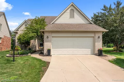 52542 Westcreek Dr, Macomb, MI 48042