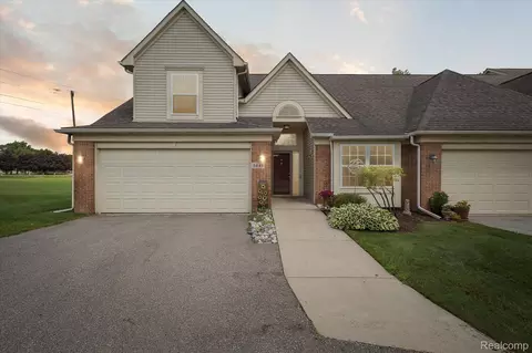 5449 Greenway Dr, Trenton, MI 48183