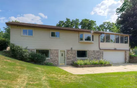 2967 Maganser Dr, Wixom, MI 48393