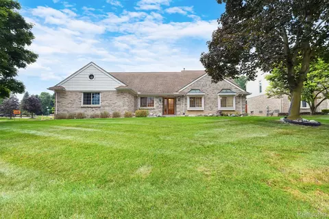 28755 Wilton Dr, Farmington Hills, MI 48331