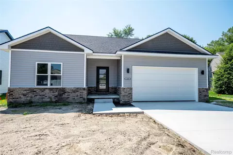 1405 Cedarcrest Dr, Carleton, MI 48117
