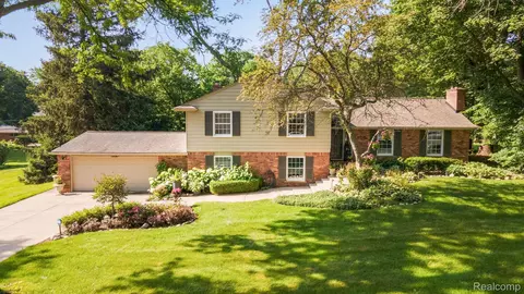 950 Satterlee Rd, Bloomfield Hills, MI 48304