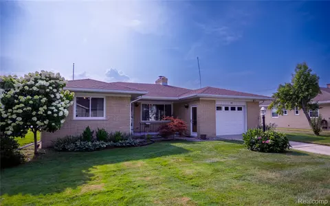 114 Loretta St, East China, MI 48054