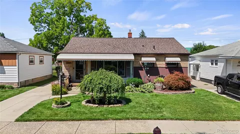 29075 Commonwealth St, Roseville, MI 48066
