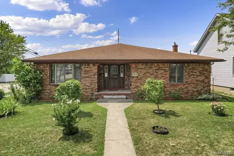 1616 Cora St, Wyandotte, MI 48192