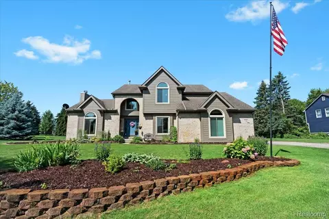 14003 Pembrooke Cir, Green Oak, MI 48178