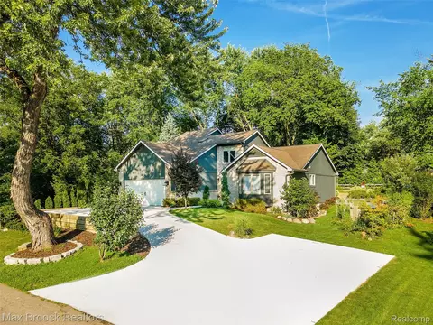 3685 Sunset Blvd, Orchard Lake Village, MI 48324