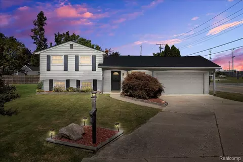 5516 Cleary Dr, Waterford, MI 48329