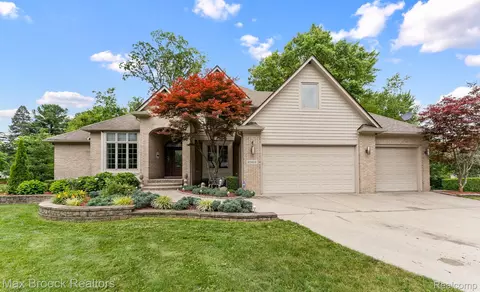 20403 Robinway Dr, Clinton Township, MI 48036
