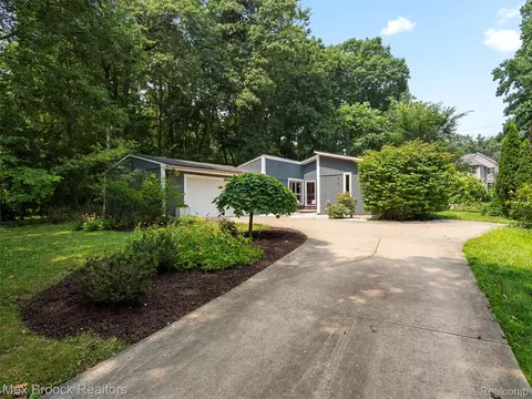 310 Kendry Ave, Bloomfield Hills, MI 48302