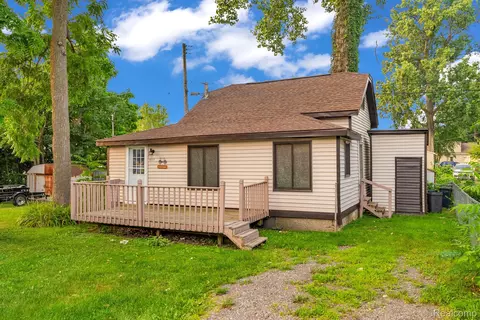 3033 Moss St, Keego Harbor, MI 48320