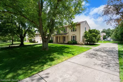 5459 N Piccadilly, West Bloomfield, MI 48322