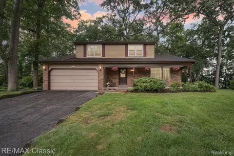1561 Waters Edge Ct, Wixom, MI 48393