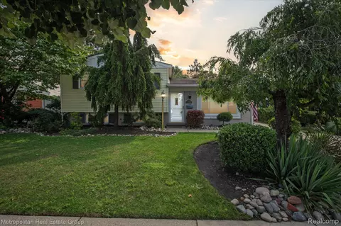 28838 Newport Dr, Warren, MI 48088