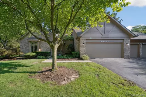 29738 Nova Woods Dr, Farmington, MI 48331
