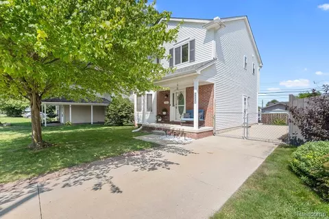 29247 Adams Dr, Gibraltar, MI 48173