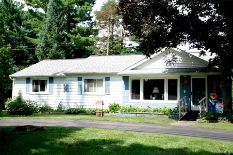 2615 Ormond Rd, White Lake, MI 48383