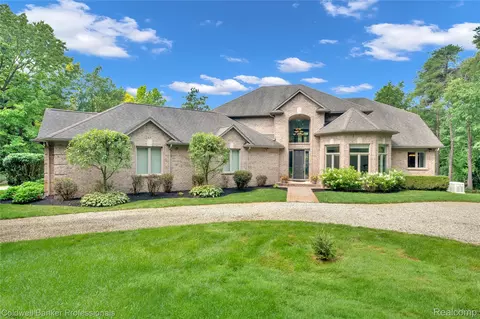 668 E Buell Rd, Oakland, MI 48306