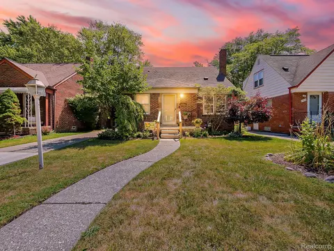19226 Eastborne St, Harper Woods, MI 48225