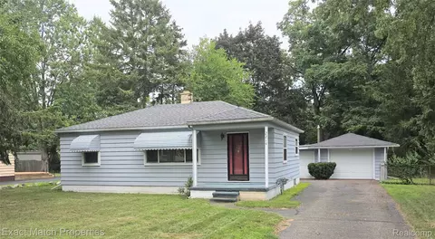 2214 Crane St, Waterford, MI 48329