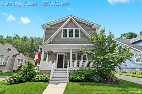 32 Maywood Ave, Pleasant Ridge, MI 48069