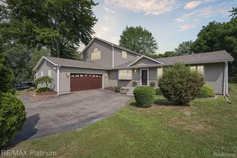3302 Rolston Rd, Fenton, MI 48430
