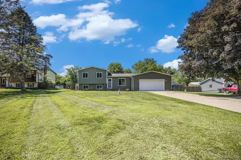 2213 Landmark Dr, Oregon, MI 48446