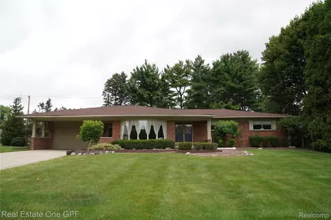 2116 Wayward Dr, Rochester Hills, MI 48309