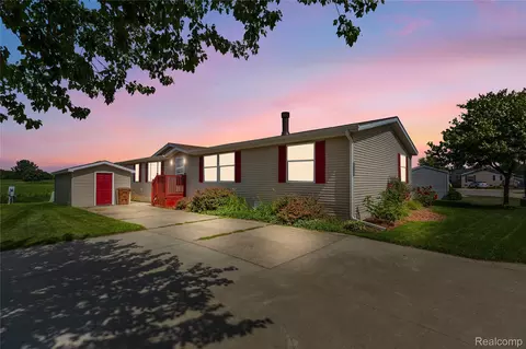 4472 Wynnwood Dr, Howell, MI 48843