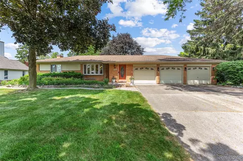 345 Beverly Island Dr, Waterford, MI 48328