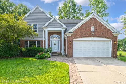 1271 Arms Ct, Rochester Hills, MI 48307