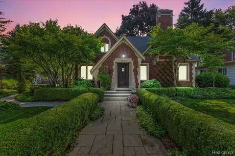 2611 Chelsea St, Trenton, MI 48183
