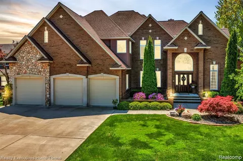 2916 Woodstock Cir, Port Huron, MI 48060