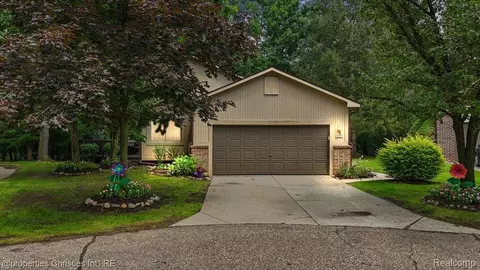 6329 Brookview Ln, West Bloomfield, MI 48322