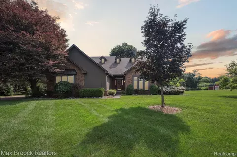 8936 Salem Farms Dr, South Lyon, MI 48178