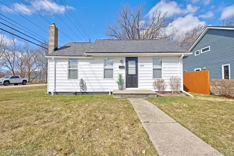 1160 Boston Ave, Waterford, MI 48328