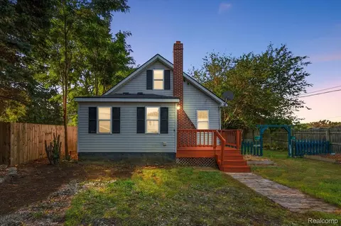 108 Oakwood St, Holly, MI 48442
