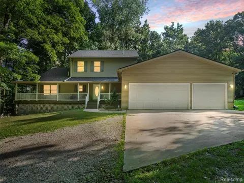 9480 Hartland Rd, Fenton, MI 48430